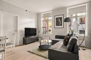 ein Wohnzimmer mit Sofa und Tisch in der Unterkunft Bergen Beds Apartments - A Front Row Experience in Bergen