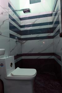 une salle de bain avec des toilettes blanches dans une chambre dans l'établissement it's me Anaswaram, à Vagamon
