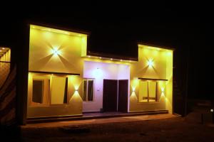 une maison avec des lumières sur son côté la nuit dans l'établissement it's me Anaswaram, à Vagamon 8 autres photos