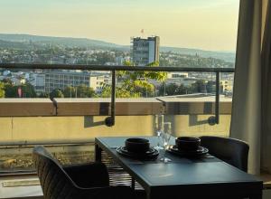 Μπαλκόνι ή βεράντα στο Zentrale Penthouse Suiten mit Goldstadtblick