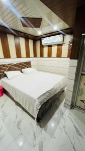 a bed in a room with a marble floor at Shine Guest House in New Delhi