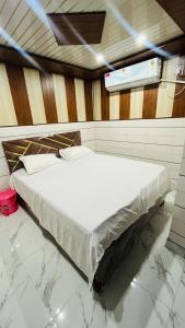 a large bed in a room with a wall at Shine Guest House in New Delhi
