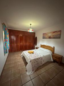 Un dormitorio con una cama con un objeto amarillo. en Brisa B, en Agüimes