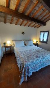 ein Schlafzimmer mit einem Bett in einem Zimmer mit Holzdecken in der Unterkunft La Casetta Sulle Mura in Santarcangelo di Romagna