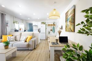 Una sala de estar con un sofá blanco y una mesa. en Nordik Apartments Village - Rincón "Brevik", en Rincón de la Victoria