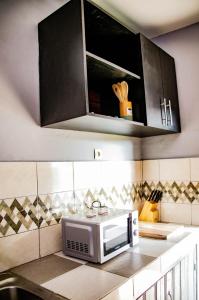 a microwave on a counter in a kitchen at Villa Saint Michel in Lomé