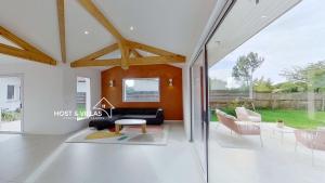 una sala de estar con un sofá y una mesa en Host Villas CASA SOLEADA Tosse, en Tosse
