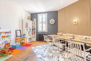 una sala da pranzo con un tavolo e sedie in una stanza di Chambre Familiale 3 personnes - N°9 a Chantonnay
