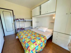 ein Schlafzimmer mit einem Bett und einem Etagenbett in der Unterkunft A few steps from the beach in Porto Santa Margherita + 15 Fotos
