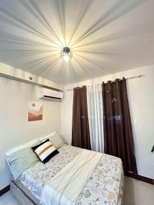 a bedroom with a bed with a light on the ceiling at Studio Retreat with Balcony and Pool in Suba