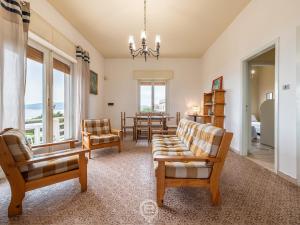 Una sala de estar con un sofá y sillas y una mesa. en House Minerva, en San Vero Milis 27 fotos más