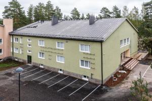 HyryläにあるSpot Apartments Hyryläの駐車場付きの大緑の建物