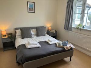シートンにあるSpacious Coach house - Pet Friendly - Close to seaのベッドとタオル2枚のある寝室