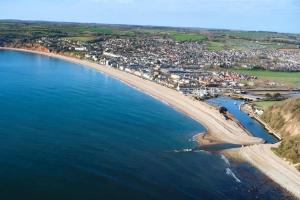 シートンにあるSpacious Coach house - Pet Friendly - Close to seaの海辺の砂浜の空中景色