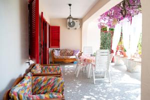 a living room with chairs and a table and chairs at Sunrise Place Casa Vacanze in Praia a Mare