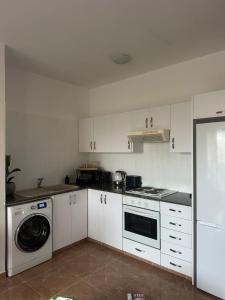 Dapur atau dapur kecil di Stay and Nest Casa Liva Holiday Apartments, Pool & Central Paphos Location +19 gambar
