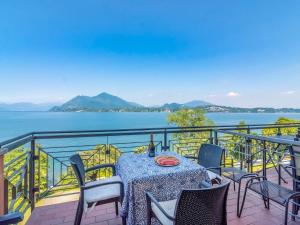 un tavolo su un balcone con vista sull'acqua di Residenza Verde Lago a Stresa