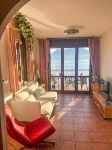un soggiorno con divano e vista sull'oceano di Residenza Verde Lago a Stresa