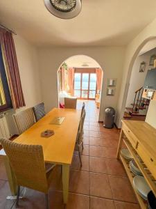 una sala da pranzo con tavolo e sedie in legno di Residenza Verde Lago a Stresa