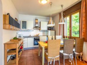 una cucina con un tavolo e sedie in una stanza di Residenza Verde Lago a Stresa Altre 12 foto