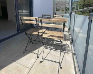 a wooden bench sitting on top of a balcony at MAX117 moderne Monteurwohnung mit Balkon in Maxhütte-Haidhof