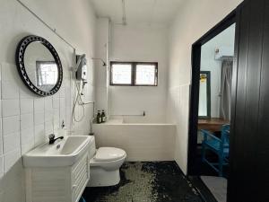 un bagno con un water, una vasca e un lavandino di Cozy Twin Bedroom Homestay in Shared Bungalow SS2 PJ a Petaling Jaya Altre 16 foto
