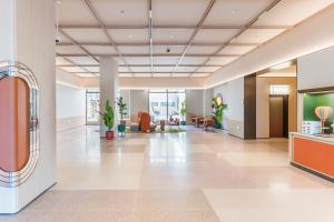 Vstupní hala nebo recepce v ubytování 桔子上海浦东国际机场江镇酒店The hotel has designated shuttle buses to Pudong International Airport and Disneyland