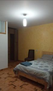 ein Schlafzimmer mit einem Bett und einem Stuhl darin in der Unterkunft Departamento LUXOR in Cajamarca