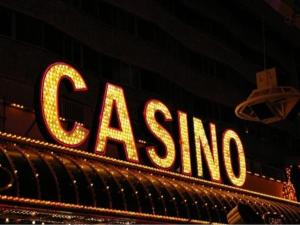 ein großes Neonschild auf einem Gebäude in der Unterkunft Hanza King Apartament 1 and SPA in Stettin + 11 Fotos