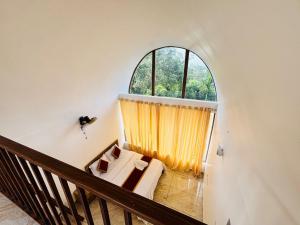 seagullresort في Jāmb: غرفة مع نافذة كبيرة وأريكة