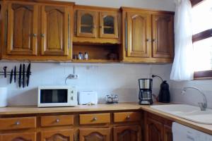 Kuchyň nebo kuchyňský kout v ubytování Spacious house with garden Six-Fours-les-Plages