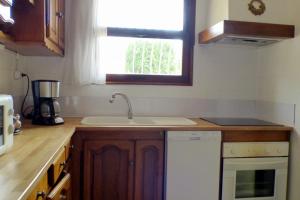 Kuchyň nebo kuchyňský kout v ubytování Spacious house with garden Six-Fours-les-Plages