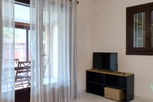 TV a/nebo společenská místnost v ubytování Spacious house with garden Six-Fours-les-Plages + 23 fotografií