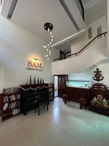 a room with a piano and a fish tank at SAM Homestay and Cafés in Thôn An Hòa