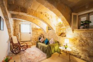 Posezení v ubytování Charming Gozitan 3BR Townhouse with Rooftop Terrace by 360 Estates