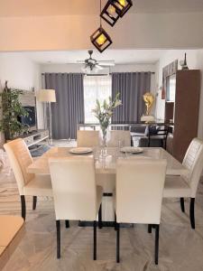ein Esszimmer und ein Wohnzimmer mit Tisch und Stühlen in der Unterkunft SEA LA VIE @ LAGUNA CONDO RESORT in Port Dickson