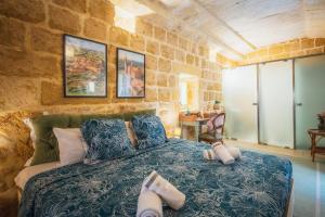 Postel nebo postele na pokoji v ubytování Charming Gozitan 3BR Townhouse with Rooftop Terrace by 360 Estates