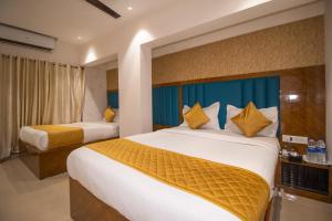 Postel nebo postele na pokoji v ubytování Hotel Crystal Palace Near US Consulate Bandra Kurla Complex Mumbai Near Mumbai Airport Mumbai + 48 fotografií