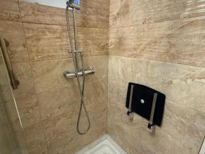 ブカレストにあるCazare Soseaua Oltenitei Bucurestiの浴室のホース付きシャワー