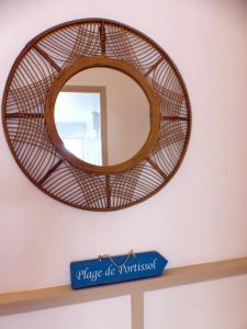 Spacious cocoon with nice garden close to the sea في ساناري سور مير: مرآة على الحائط فوق رف عليها لافتة