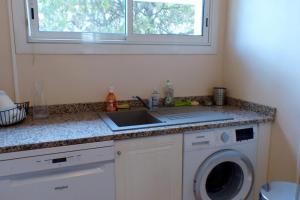 Spacious cocoon with nice garden close to the sea في ساناري سور مير: مطبخ مع حوض وغسالة ملابس +19 صورة