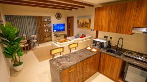 Una cocina y una sala de estar con un sofá. en Heritage Inn Hotel Apartments, en Al Wakrah