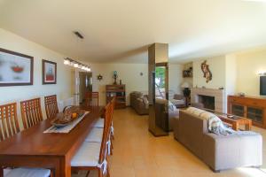 a kitchen and living room with a table and a couch at WELCS APARTAMENTO 284 PDA con terraza y vistas in Caserío Bufagañas