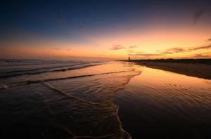 a view of the beach at sunset at おどろき荘 in Shirako