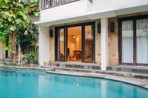 塞米亚克Iryla Villa Bali的房子前面的游泳池