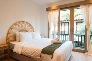 塞米亚克Iryla Villa Bali的一间卧室，配有一张大床和一扇大窗户。 更多22张照片