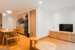 塞米亚克Iryla Villa Bali的带桌子和电视的客厅和厨房