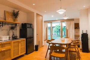 塞米亚克Iryla Villa Bali的厨房兼餐厅，配有桌椅