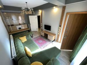 an overhead view of a living room with a green couch at Gölevi bungalov uzungöl in Çaykara