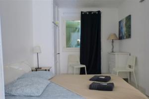 En eller flere senge i et værelse på Haven of peace with pool facing the sea